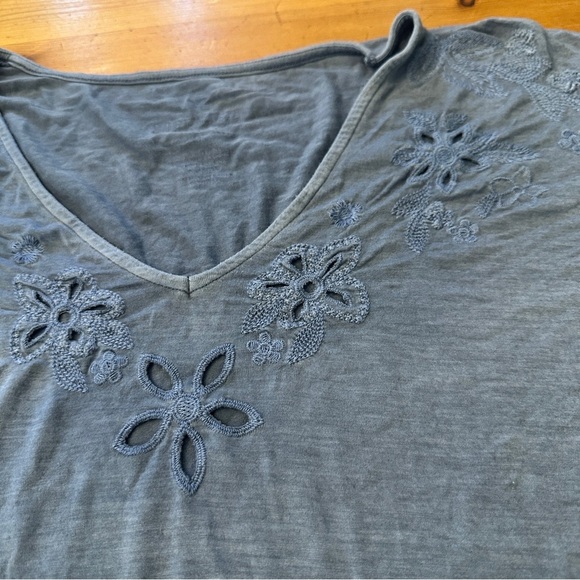 SOFT & SEXY American Eagle Outfitters embroidered flowers V neck M distressed - Picture 3 of 8